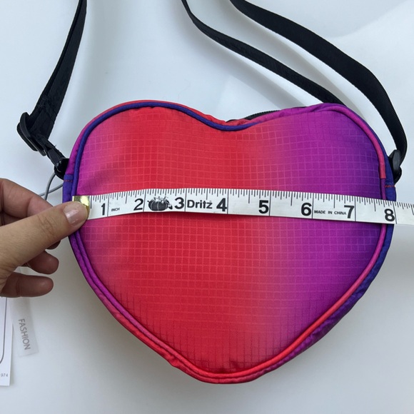 Le Sportsac Valentine Sweetheart Crossbody in Ombre N232-32 - Picture 6 of 7